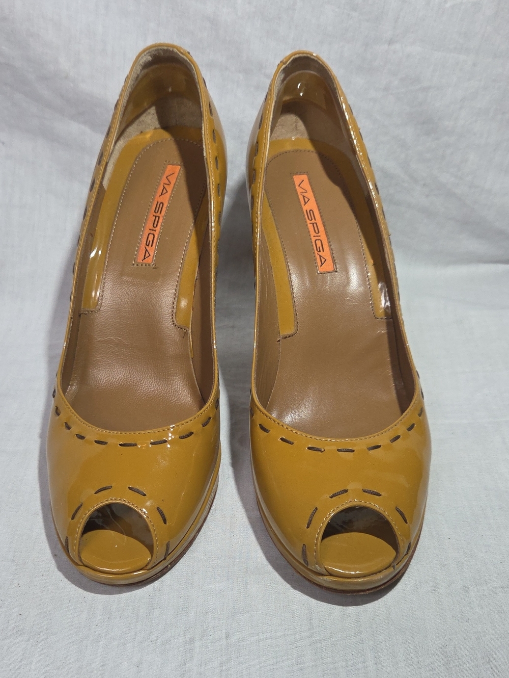 VIA SPIGA Camel Tan Nude Peep Toe High Heels Black Stitch Womens Size 8 1/2 8.5